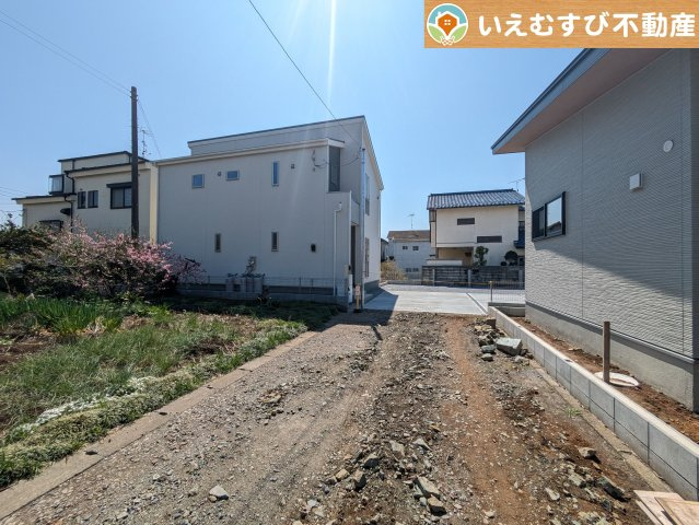 Livele Garden.S　嵐山町川島第2の前面道路含む現地写真|充分な広さの4.2ｍ前面道路
間口が広くお車の出し入れも問題なく行えるスペースが確保されています♪