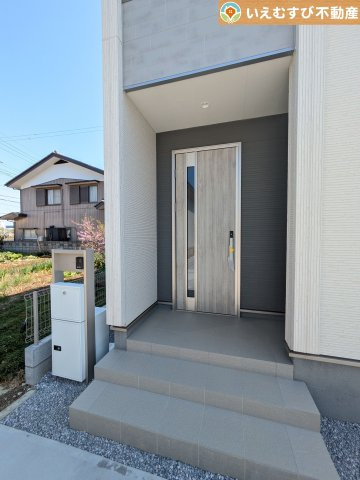 Livele Garden.S　嵐山町川島第2のエントランス|落ち着いた色づかいのエントランス
駐車場からアクセスの良いエントランス。雨の日や荷物が多くても安心の動線♪