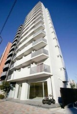 【外観】 | コンシェリア西新宿 | 鉄筋コンクリート造のがっちりとした建物。