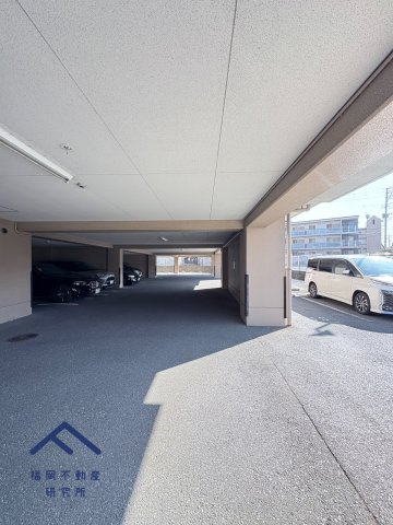 グリーンマンションラフィネ春日の駐車場
