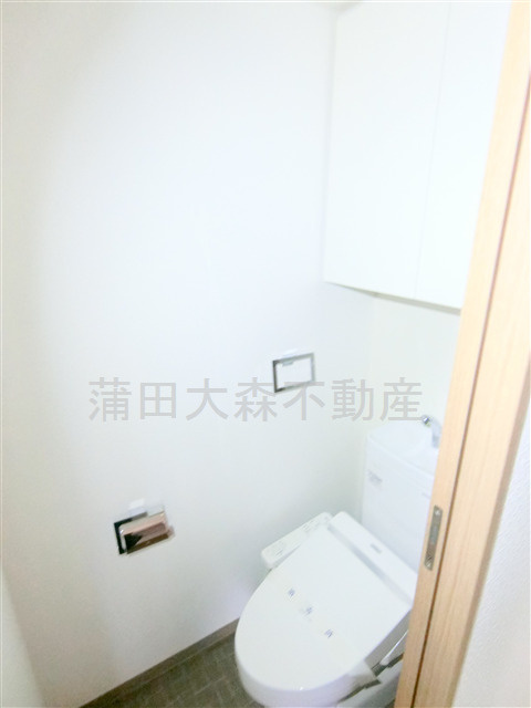 DIPS南六郷ディップスのトイレ|吊り戸棚と温水洗浄便座付きのトイレ