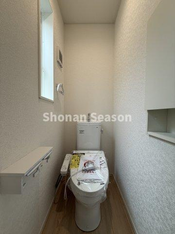 【トイレ】 | 掃除用具・ペーパーのストックの保管に便利な収納棚◎
小窓があれば、換気もスムーズに行えますよ♪