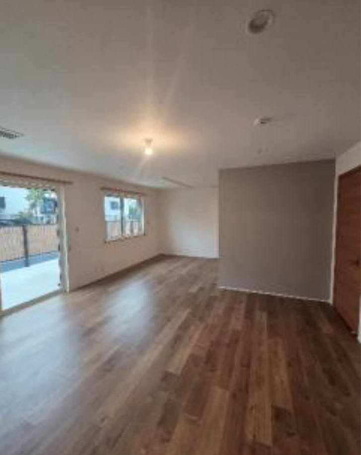 横浜市中区豆口台 中古戸建て【仲介手数料無料】カースペース3台の居間・リビング