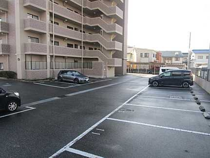 グラン・コート長楽寺の駐車場