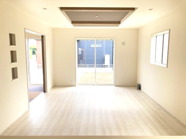 ブルーミングガーデン藤岡市下栗須　２号棟の居間・リビング|18帖リビング♪カウンターキッチンなのでお料理をしながら会話もできます。
夕食の支度をしながら、お子様の様子も見られて自然と会話も増えますよ♪
