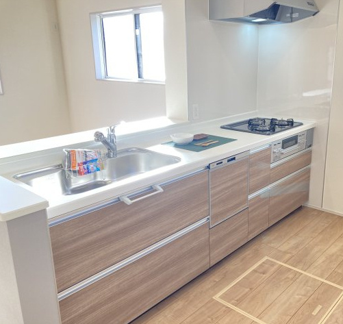 ブルーミングガーデン藤岡市下栗須　２号棟のキッチン|人気のカウンターキッチン採用です☆ゴミ出しに便利な勝手口付き
コンロも３口ご用意しています！調理スペースも広くストレスなくお料理できます。
浄水器つきなので美味しいお水も飲めますよ♪