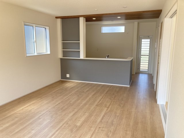 ブルーミングガーデン藤岡市下栗須　２号棟の居間・リビング|人気の対面式キッチンを配した空間はお好みの家具も合わせやすく、家族がくつろぐ快適な空間造りをサポート。窓からは明るい陽光が差し込みます。折り上げ天井のおしゃれなリビングです♪