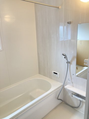 ブルーミングガーデン藤岡市下栗須　２号棟の浴室|１坪タイプのフルオートバスです！
足を延ばして入れる広さなので一日の疲れも癒されますよ♪
室内物干しや浴室乾燥機もあるのでお天気の悪い日にはランドリースペースとしてもご利用できます！