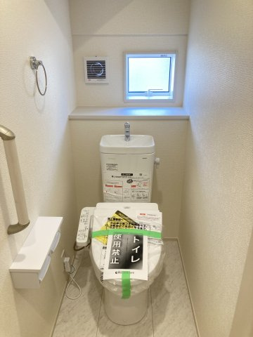 ブルーミングガーデン藤岡市下栗須　２号棟のトイレ|1階トイレです。清潔感のある白を基調としています。
温水洗浄・便座暖房機能の付いた快適なトイレです☆