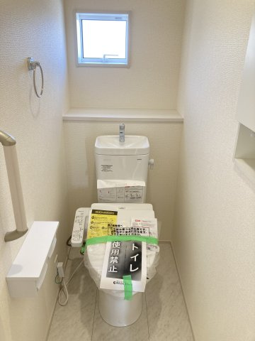 ブルーミングガーデン藤岡市下栗須　２号棟のトイレ|2階トイレです。清潔感のある白を基調としています。