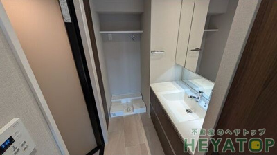 【洗面所】 | ザ・レジデンスパーク栄 | 忙しい朝の身支度に便利なシャワー付き洗面化粧台