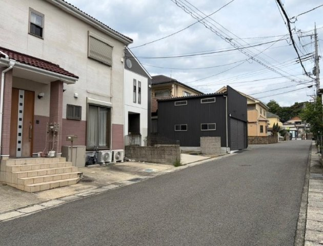 【前面道路含む現地写真】 | 接道は東側　幅員は6ｍです。