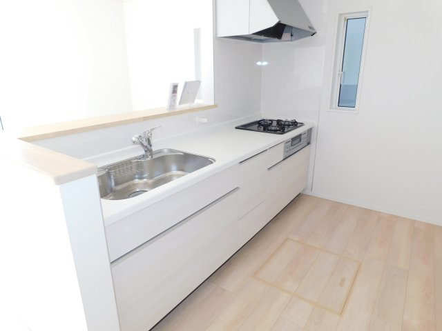 あま市篠田小塚の新築一戸建のキッチン|◇キッチン◇　　人気の対面式・人造大理石トップシステムキッチン・浄水器一体型水栓・静音仕様シンク・Sｉセンサーコンロ（３口）・前面コンセント完備・床下収納庫など