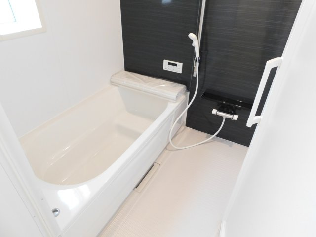 あま市篠田小塚の新築一戸建の浴室|◇浴室◇　　広い１坪サイズ・浴室乾燥機・追い焚き機能付・断熱浴槽・ベンチ浴槽・クリーンフロア・スライドバーシャワー・オートバス・バリアフリーバス・浴室窓あり