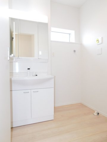 あま市篠田小塚の新築一戸建の独立洗面台|◇洗面室◇　　三面鏡シャワードレッサー　くもり止め仕様　