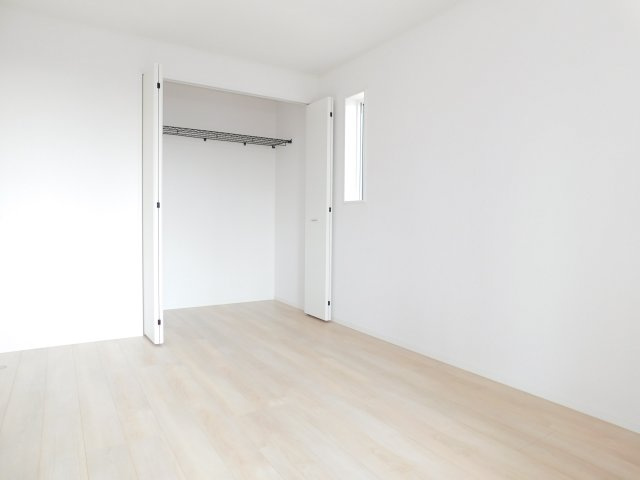 あま市篠田小塚の新築一戸建の洋室|◇２階洋室◇　　南面を含む２面採光で明るい洋室６．０帖　全居室収納完備♪　バルコニー利用可♪