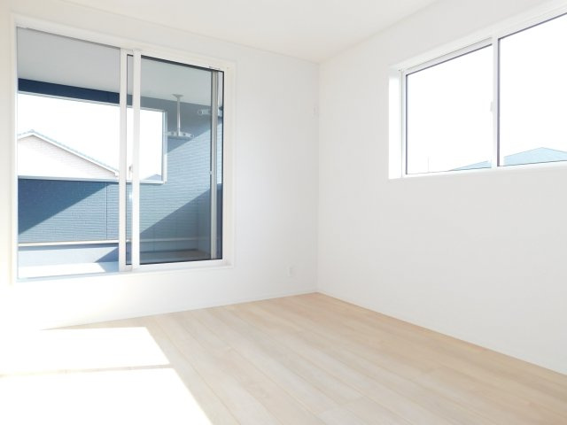あま市篠田小塚の新築一戸建の洋室|◇２階洋室◇　　南面を含む２面採光で明るい洋室６．５帖　全居室収納完備♪　バルコニー利用可♪