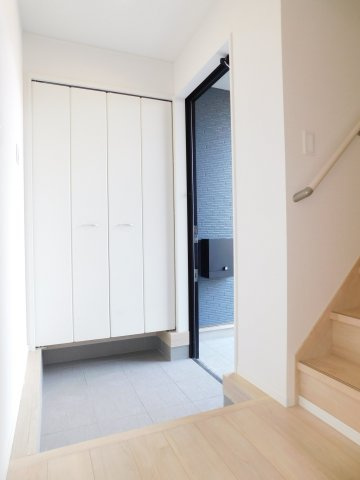 あま市篠田小塚の新築一戸建の玄関|◇玄関収納◇　　家族の履物がしっかり片付く可動棚の収納付き♪　