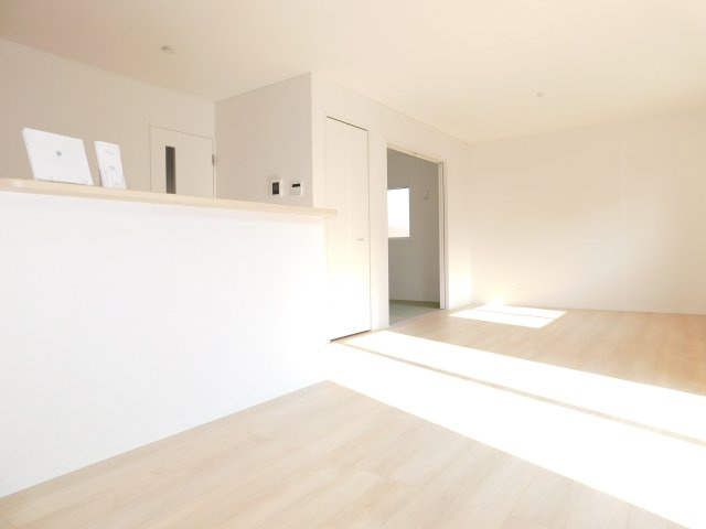 あま市篠田小塚の新築一戸建の居間・リビング|◇リビング◇　　南面を含む２面採光で明るいリビング１７．０帖　リビングや庭の様子が見渡せる対面キッチン♪