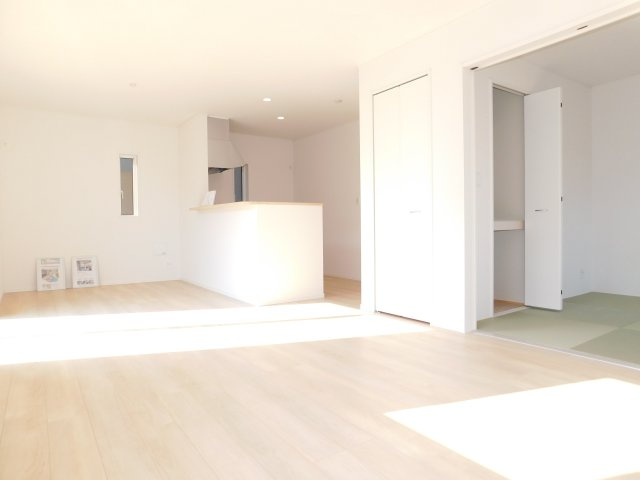 あま市篠田小塚の新築一戸建の居間・リビング|◇リビング◇　　南面を含む２面採光で明るいリビング１７．０帖　リビング横には来客時に便利な洋風和室付き♪