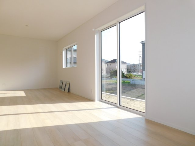 あま市篠田小塚の新築一戸建の居間・リビング|◇リビング◇　　南面を含む２面採光で明るいリビング１７．０帖　インテリアが映える広々リビング♪