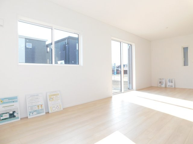 あま市篠田小塚の新築一戸建の居間・リビング|◇リビング◇　　南面を含む２面採光で明るいリビング１７．０帖　隣の洋風和室と続き間で最大２１．５帖！