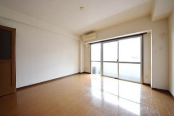 【居間・リビング】 | イズミタダマンション | 8帖の洋室。