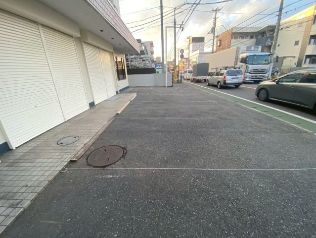 津田沼ビルの駐車場