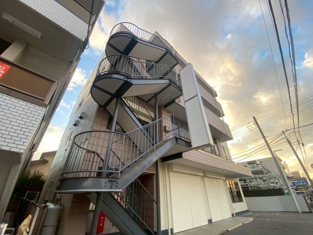 津田沼ビルの外観