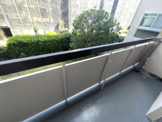 鶴甲団地10号棟のバルコニー