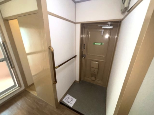 鶴甲団地10号棟の玄関