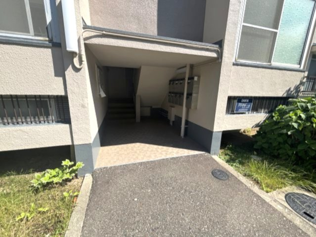 鶴甲団地10号棟のエントランス