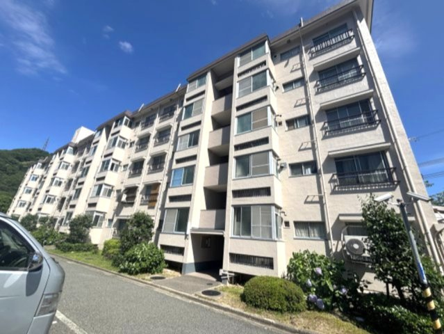 鶴甲団地10号棟の外観