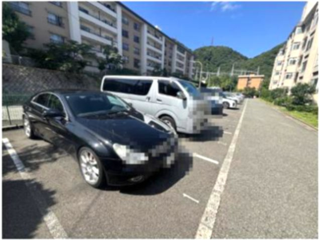 鶴甲団地10号棟の駐車場