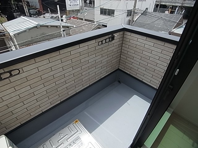 神戸市長田区東尻池町１丁目のアパートのバルコニー