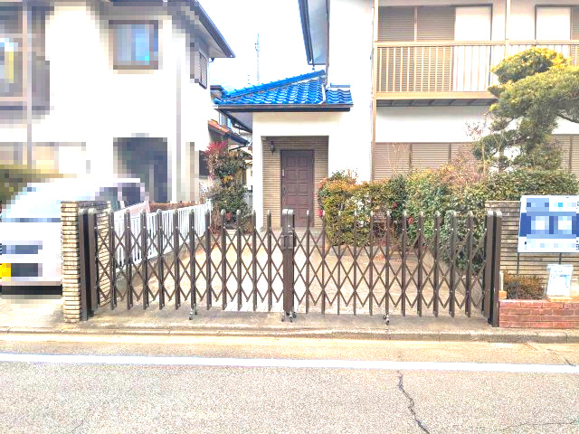 中古戸建　KEM吉井町南陽台の駐車場|駐車場前のゲートで防犯面でも安心できそうです。