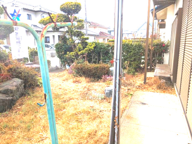 中古戸建　KEM吉井町南陽台の庭|住宅街のお庭造り。視線を遮る植栽にするもよし、開放的なオープンガーデンにするのもよしですね。