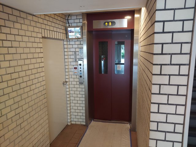 逆瀬川パークマンションのその他共用部分|エレベーター前
