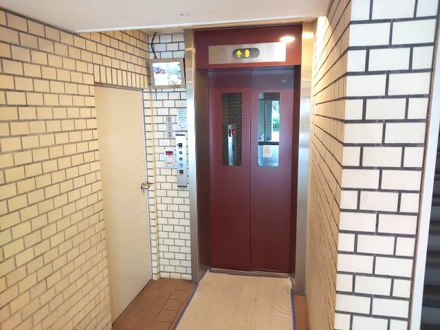 逆瀬川パークマンションのその他共用部分|エレベーター前