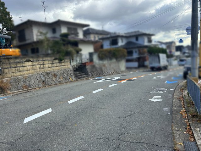 箕面市粟生間谷西２丁目　土地の前面道路含む現地写真