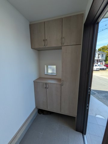 小牧市久保一色南２丁目　新築戸建の玄関|収納もある玄関です
