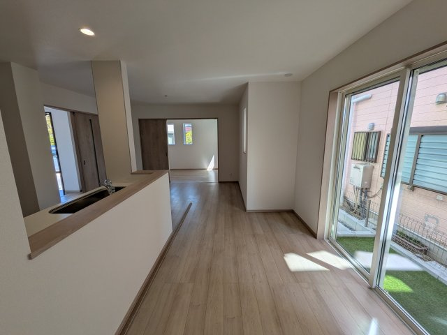 小牧市久保一色南２丁目　新築戸建の居間・リビング|使いやすいリビングです