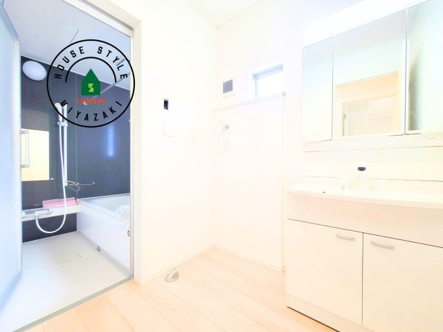 都城市都北町第1-3棟（1号棟）の内観：施工例|ゆとりの洗面スペースで朝の身支度もスムーズに。暮らしを快適に変えるシャワー付洗面台です！