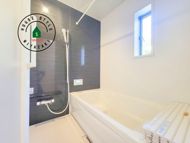 都城市都北町第1-3棟（1号棟）の内観：施工例|1日の疲れを癒してくれる広々バスルーム。雨の日のお洗濯にも大活躍な浴室乾燥機付です！