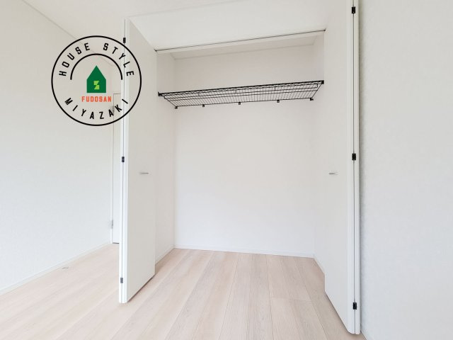 都城市都北町第1-3棟（1号棟）の内観：施工例|洋服や大きな荷物が多い方や人数の多いご家族などは、一般的なクローゼットよりもウォークインクローゼットのほうが使い勝手が良いです。