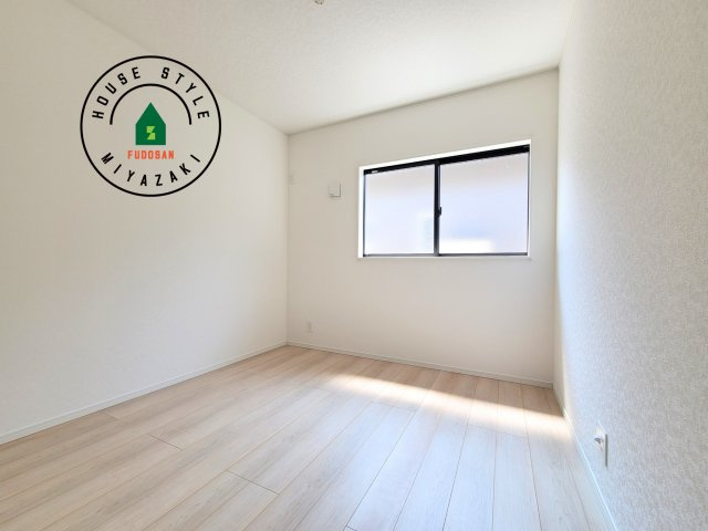 都城市都北町第1-3棟（1号棟）の内観：施工例|柔らかい陽光が差し込む明るいお部屋を演出する設計。彩光の取れる窓が気持ちの良いお部屋を創り上げます。