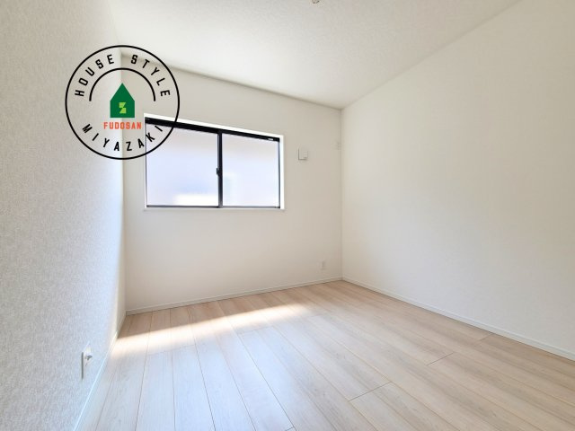 都城市都北町第1-3棟（1号棟）の内観：施工例|穏やかな光が差し込む室内には、穏やかな時間が流れます。