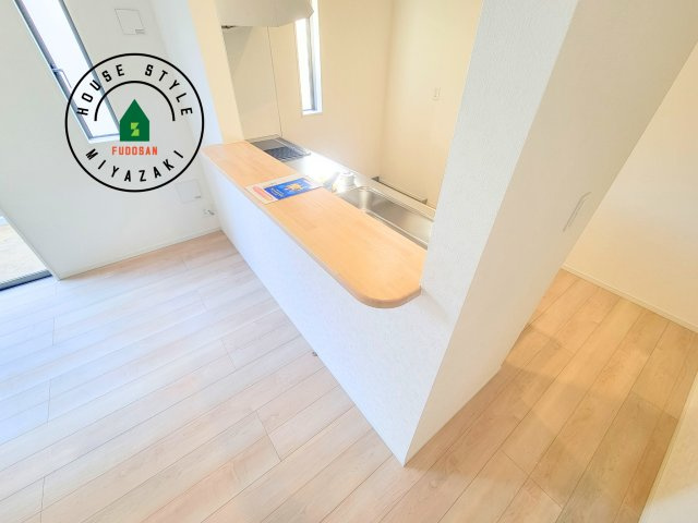 都城市都北町第1-3棟（1号棟）の内観：施工例|キッチンから立ち込める香りが今日の料理を期待させます。