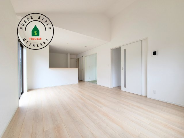 都城市都北町第1-3棟（1号棟）の内観：施工例|キッチンからリビングをしっかり確認できます。家族の笑顔があふれる空間になりそうですね。