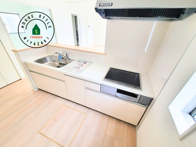 都城市都北町第1-3棟（1号棟）の内観：施工例|ダイニングテーブルへの配膳がラクラク、お料理はかどるカウンター付きシステムキッチン！